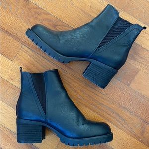 Chunky pull on black boots